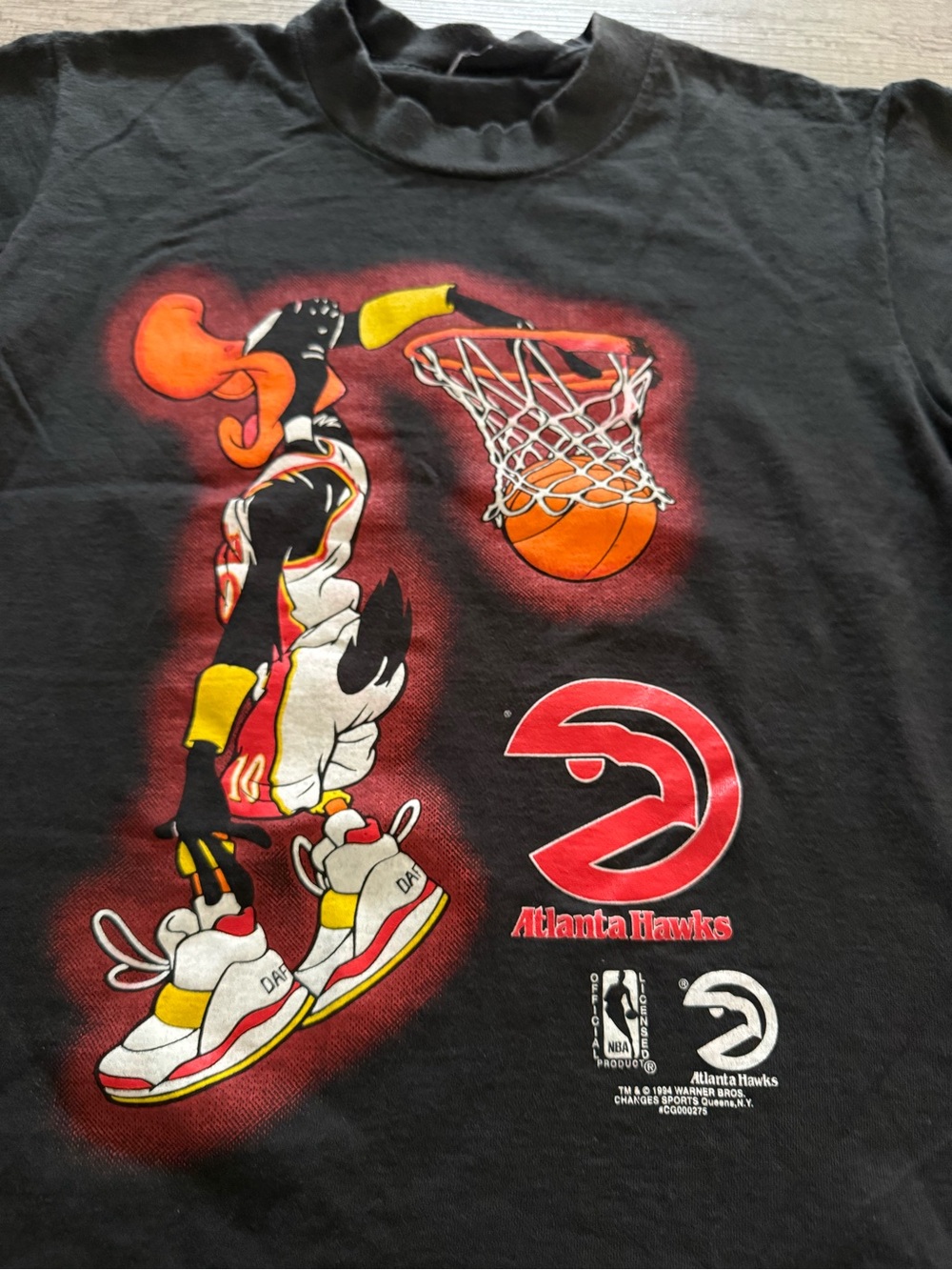 Rare Vintage 1994 NBA Atlanta Hawks x Daffy Duck Warner Bros Graphic Tee single - Picture 3 of 3